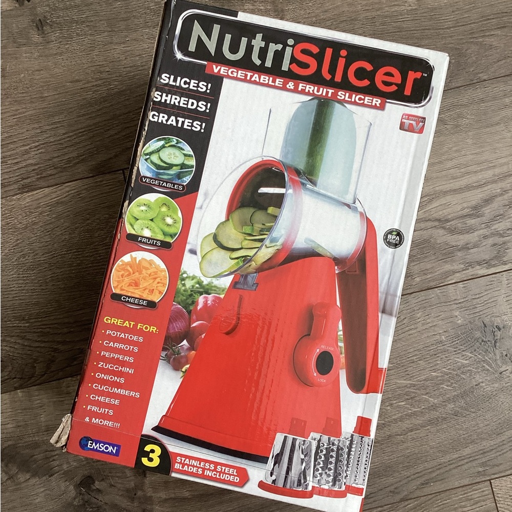 NutriSlicer Red Vegetable & Fruit Slicer NWT